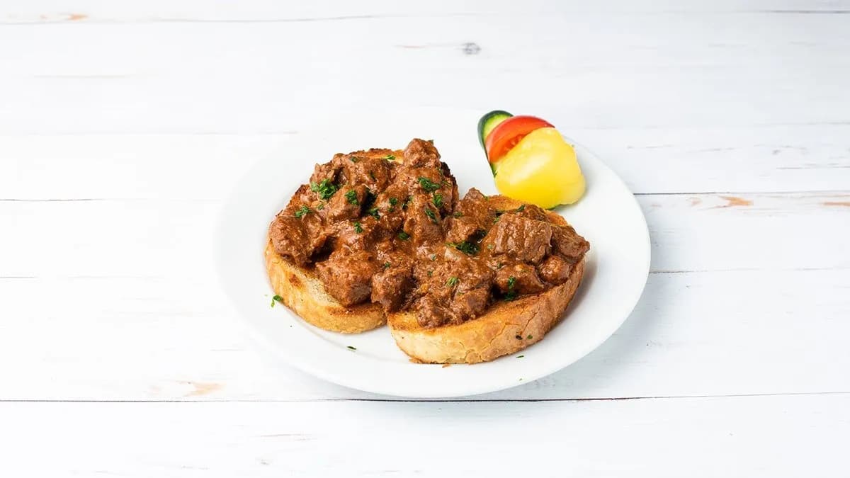 Szaftos pörkölt szendvics, ropogós házi kenyéren