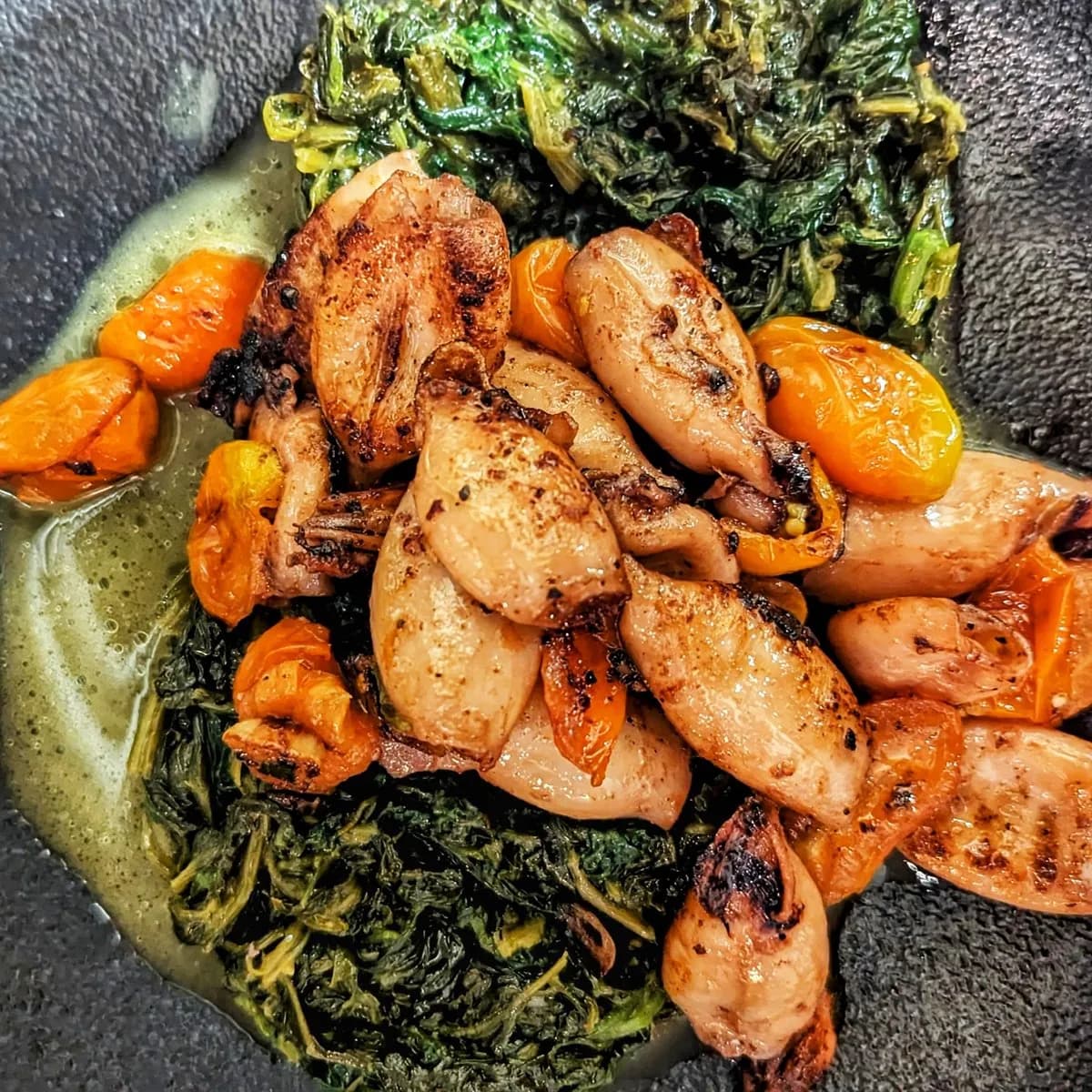 Calamari alla griglia con aglio, pomodorini