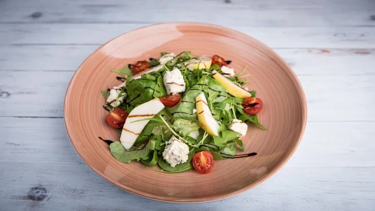 Insalata mista con gorgonzola, pere e salmone affumicato