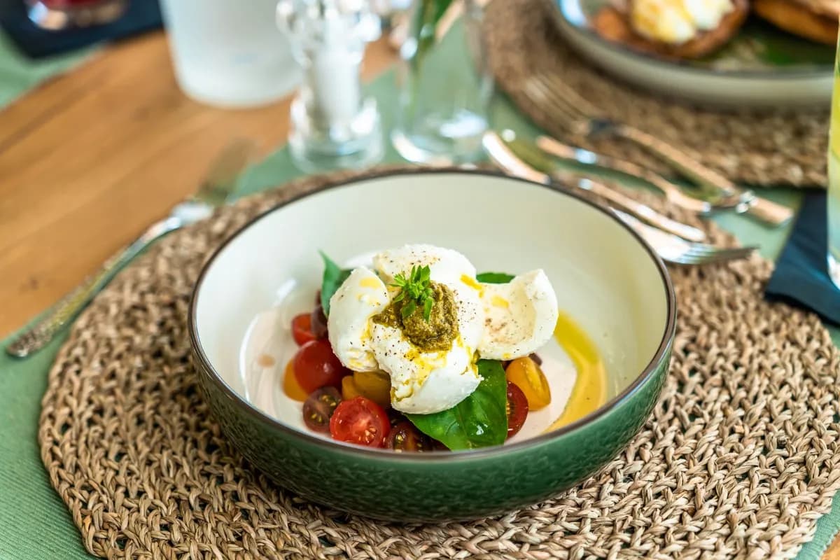 Burrata con insalata di pomodori e pesto di basilico