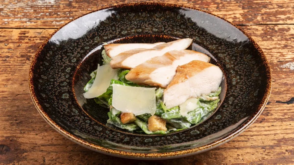 Klasszikus cézár saláta, grillezett csirkemell