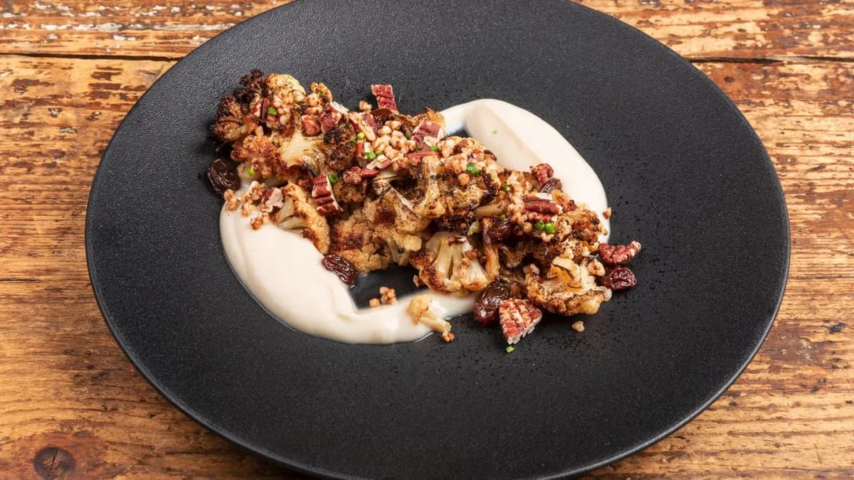 Sült karfiol, kókusztejes karfiolpüré, mazsola, kesudió