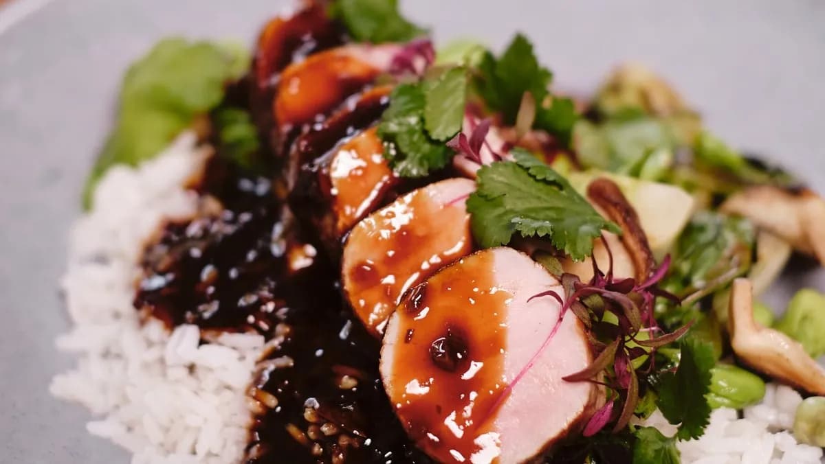 Pirított sertésszűz teriyaki, párolt jázmin rizs, pakchoi, shitake gomba, lóbab