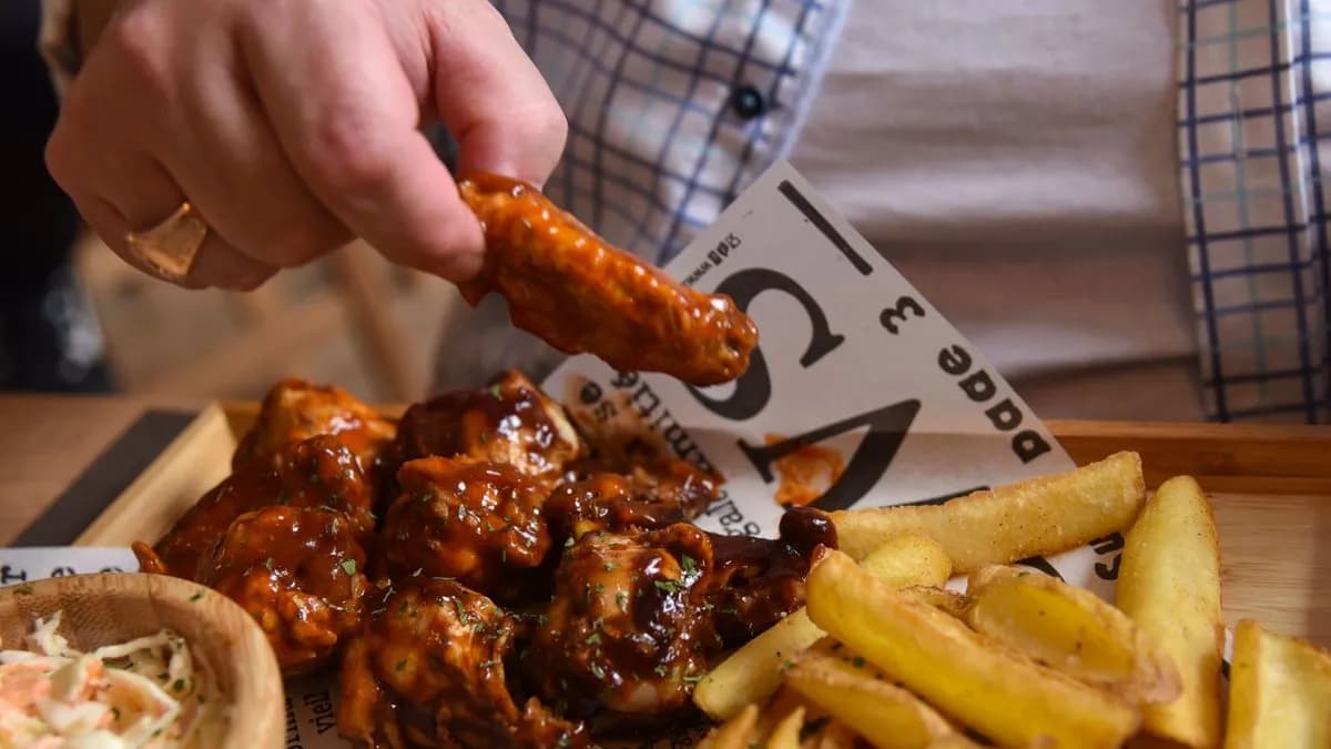 Mázas csirkeszárnyak, amerikai káposzta saláta, hasábburgonya