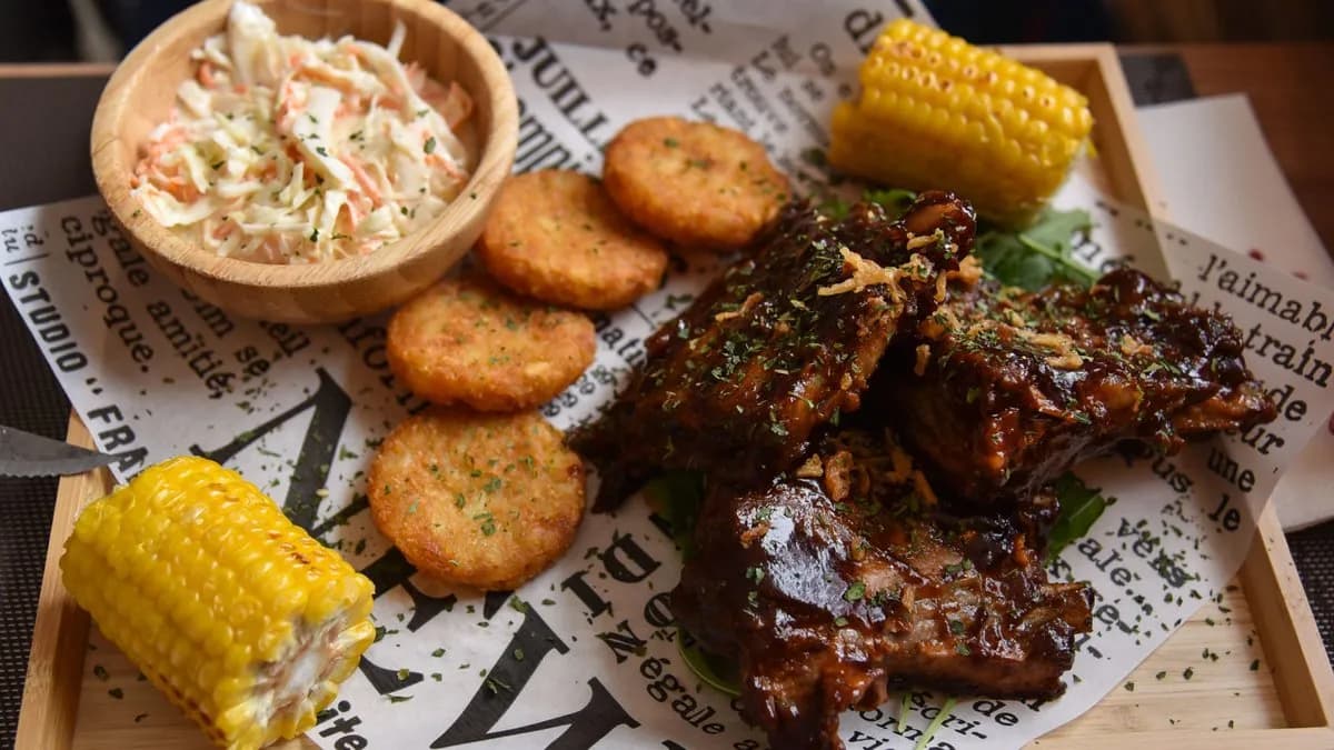 BBQ oldalas vajas kukoricával, amerikai káposzta salátával, rösztivel