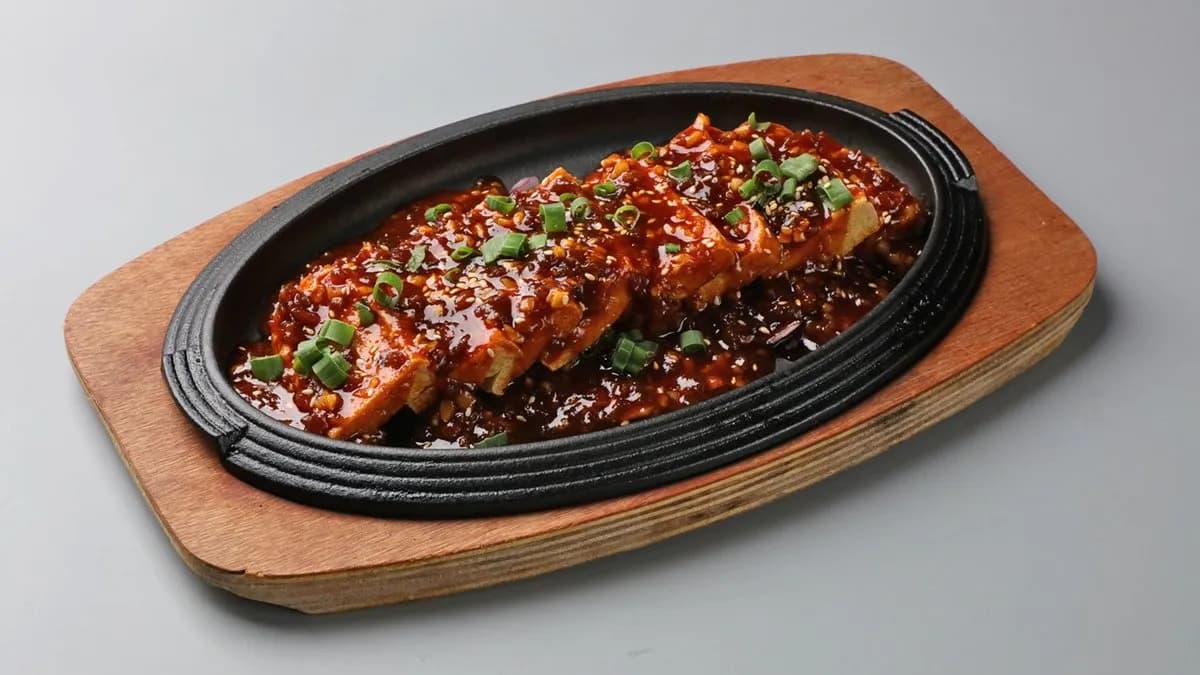 50. Jilin Sült Tofu Vaslapon Marhahússal