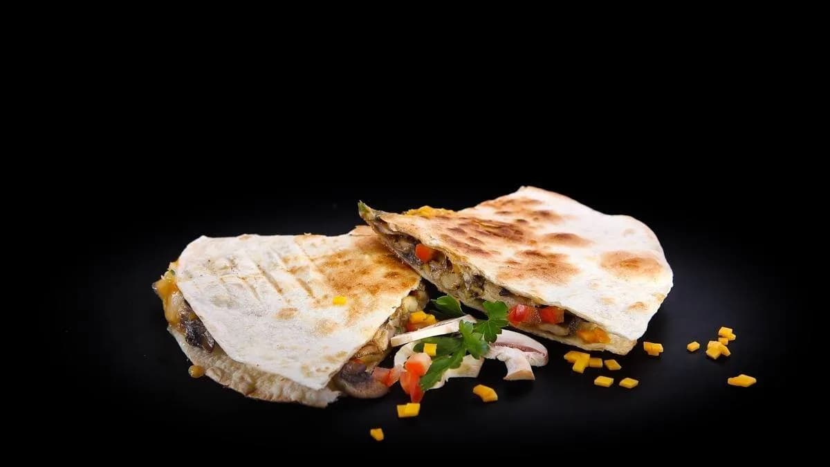 Pirított gombás, csirkehúsos quesadilla