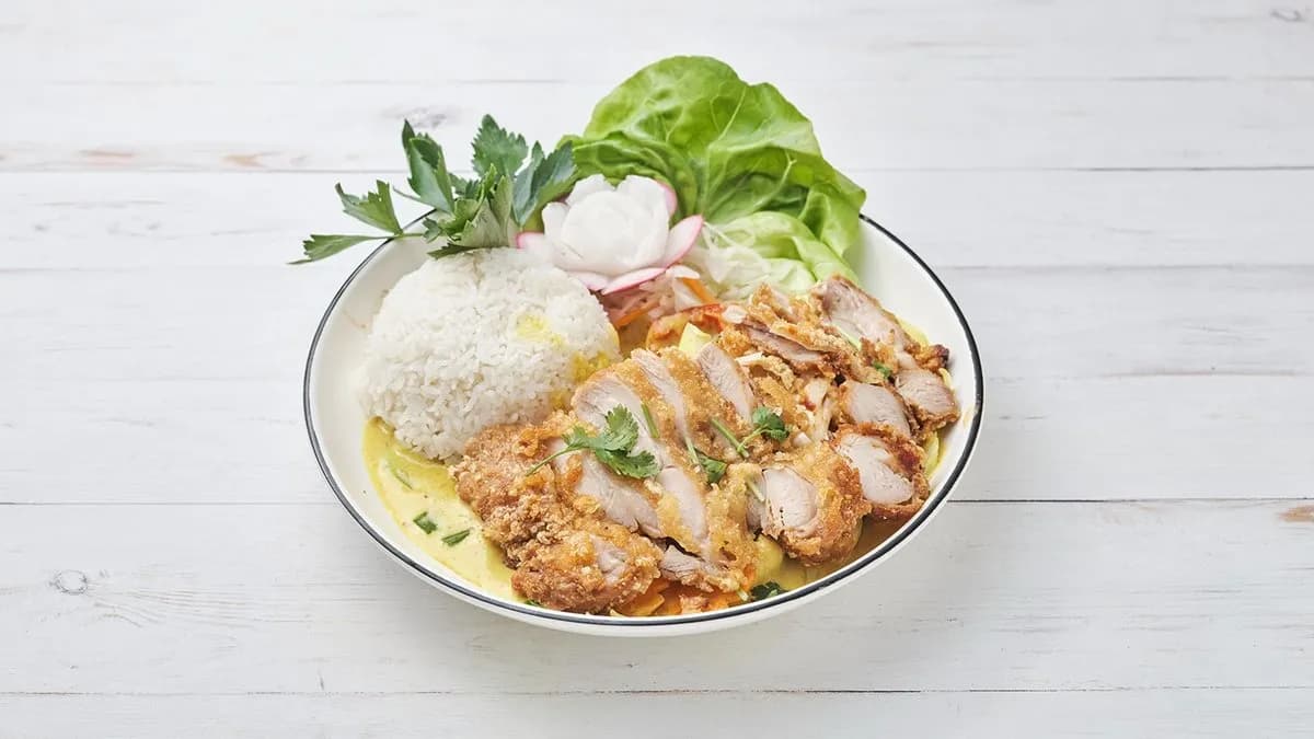 84. Crispy fried chicken thighs, yellow curry/ Sült csirkecomb sárga curryvel