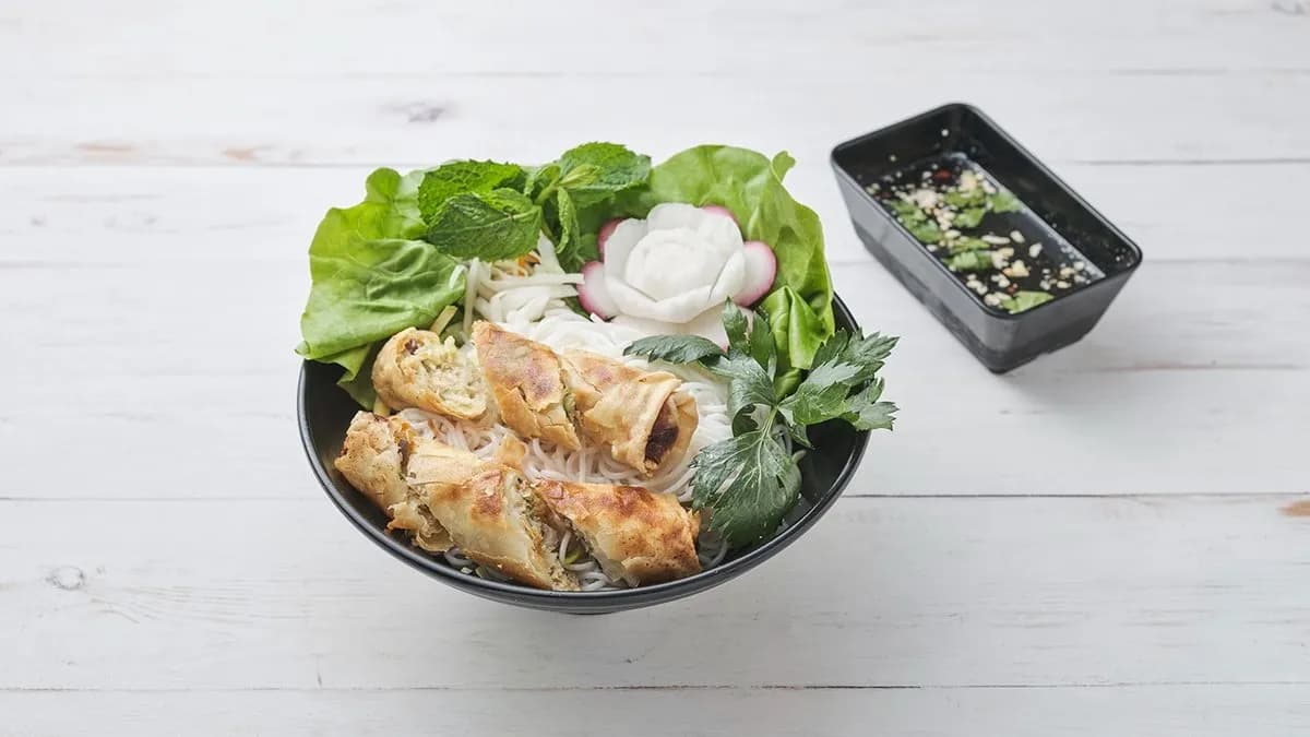 18. Spring rolls with ricenoodles / Tavaszi tekercs rizstésztával
