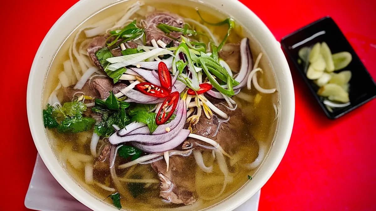24. Chicken noodle soup / Pho leves, csirkehússal, rizstésztával