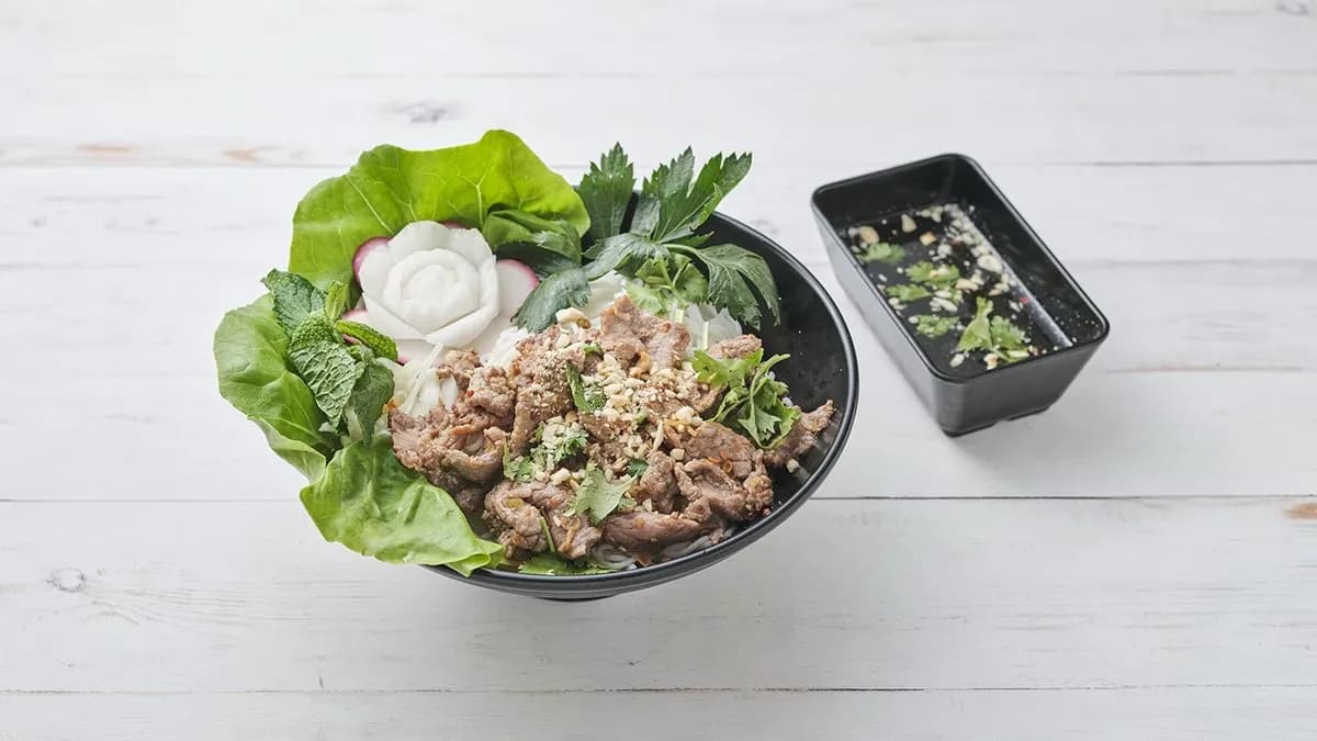 19. Fried beef with ricenoodle & vegetables/Sült marhahús rizstésztával, zöldség