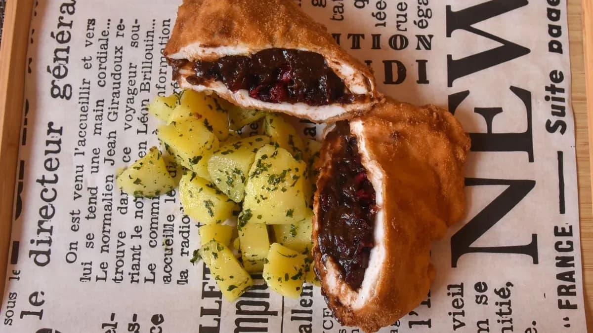 Aszalt szilvával töltött, rántott csirkemell