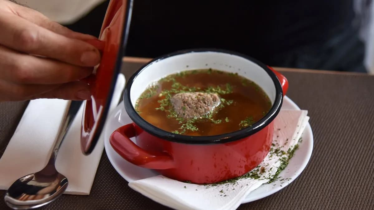 Húsleves májgombóccal