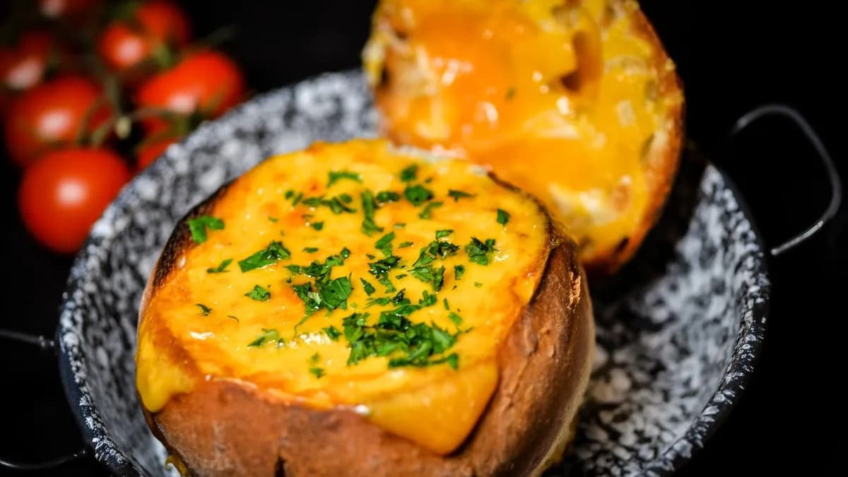 TEJSZÍNES HAGYMALEVES SAJTTAL BESÜTVE HÁZI CIPÓBAN