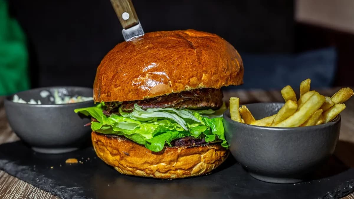 „VEGA” BURGER HASÁBBURGONYÁVAL, COLESLAW