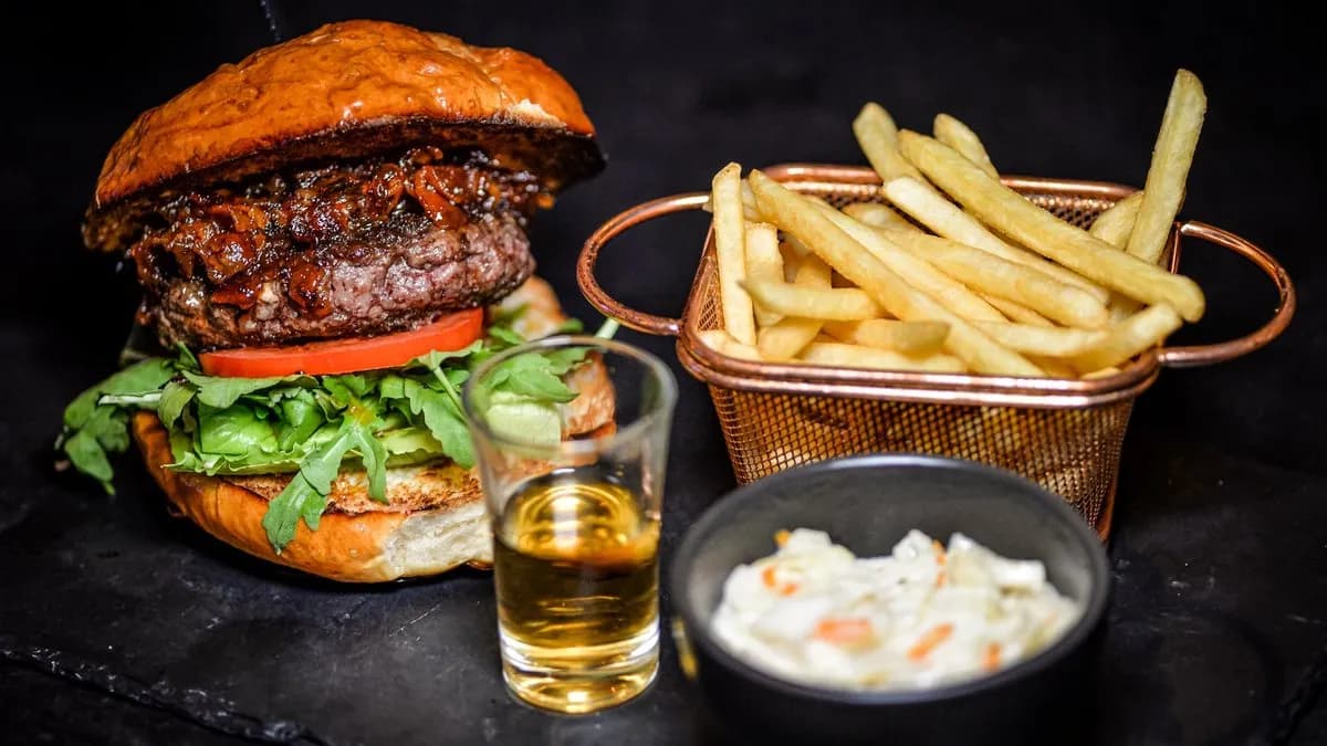 „JIM” BURGER HASÁBBURGONYÁVAL, COLESLAW