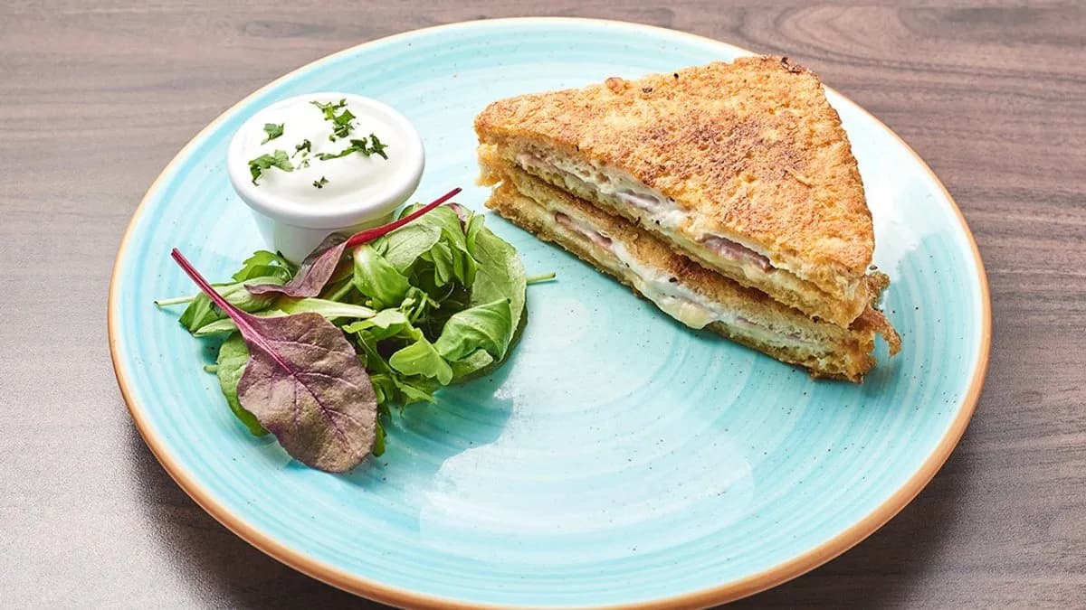 Sajttal, sonkával töltött bundáskenyér tejföllel