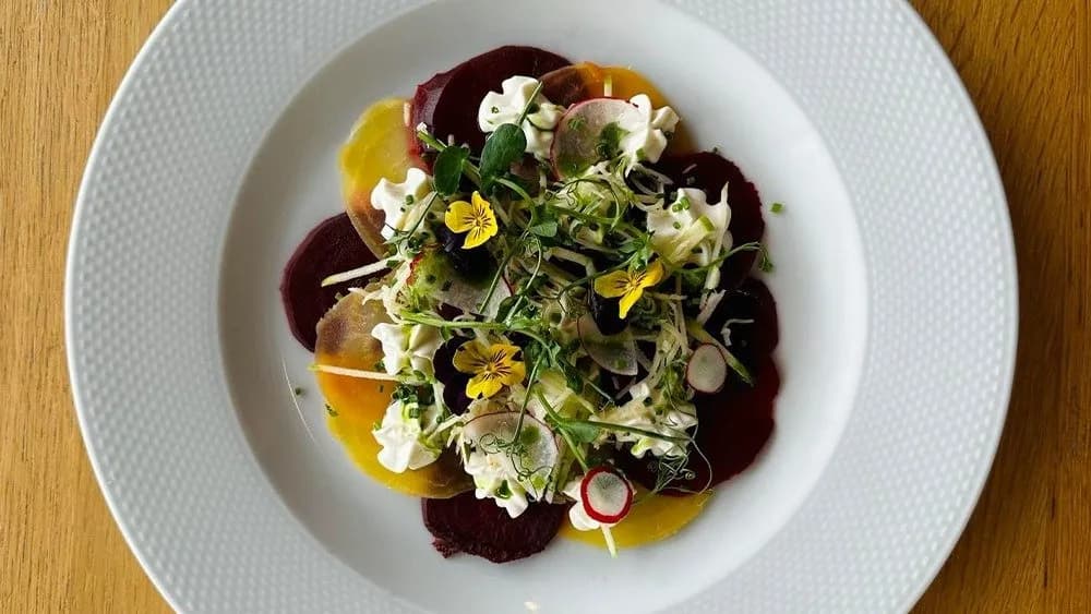 Cékla carpaccio, kecskesajt mousse