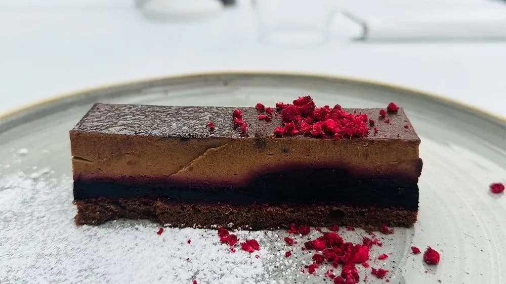 Mogyorós kávé & feketeribizli szelet