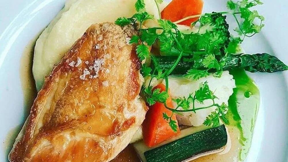 Bőrös csirke, párolt zöldség, burgonyapüré