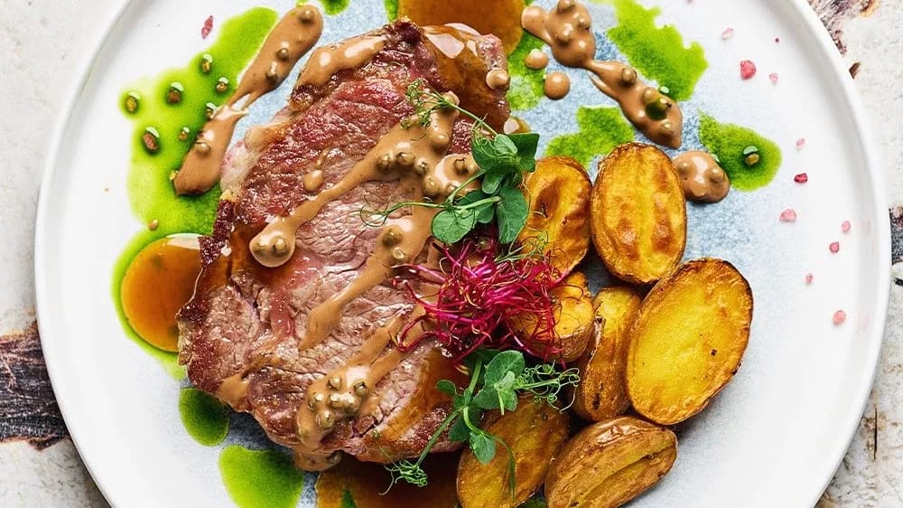 Rib-eye steak zöldfűszeres perázsburgonya csokis zöldbors mártás