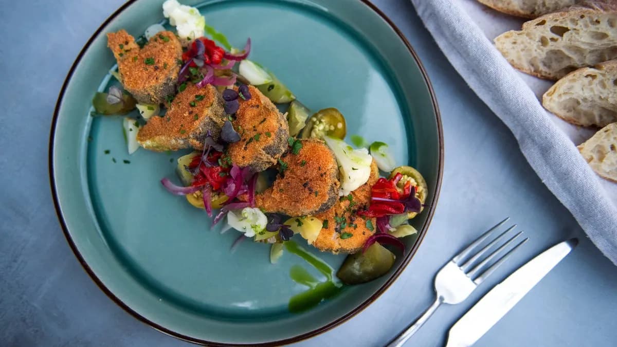 Rántott hekkpatkók, marinált zöldségek, kovászos kenyér