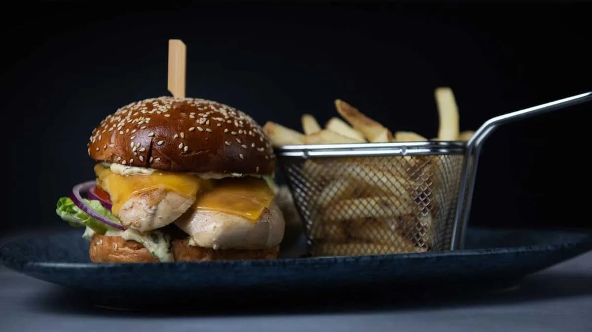 Csirke burger, rusztikus hasábburgonyával