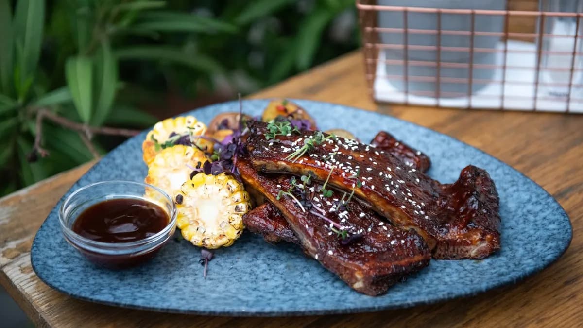 BBQ sertésoldalas, parázsburgonyával, grillezett kukoricával