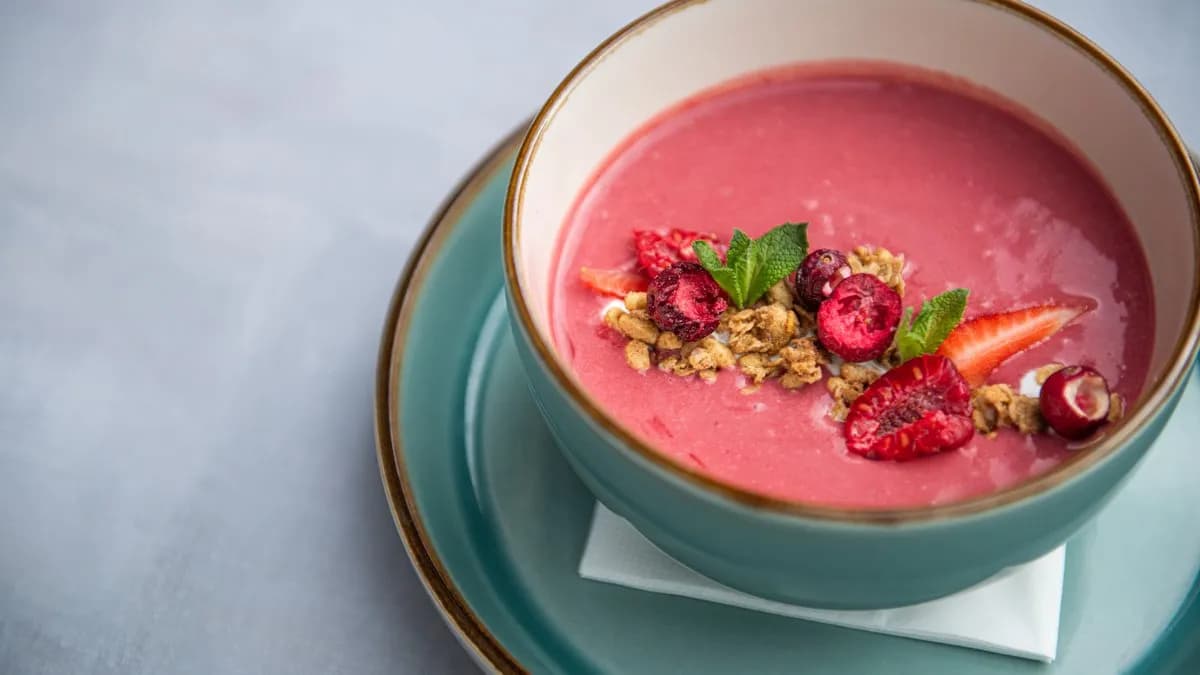 Eperkrémleves, friss gyümölcsök, granola