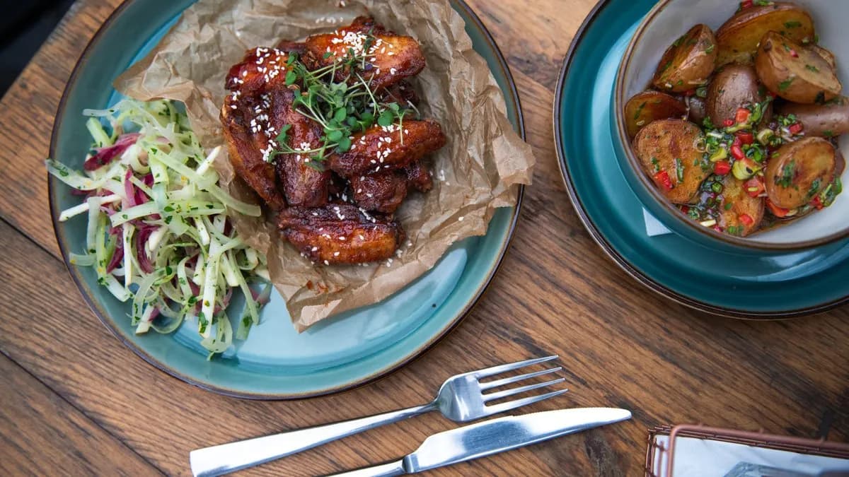 Mézes-chilis csirkeszárny, parázsburgonyával