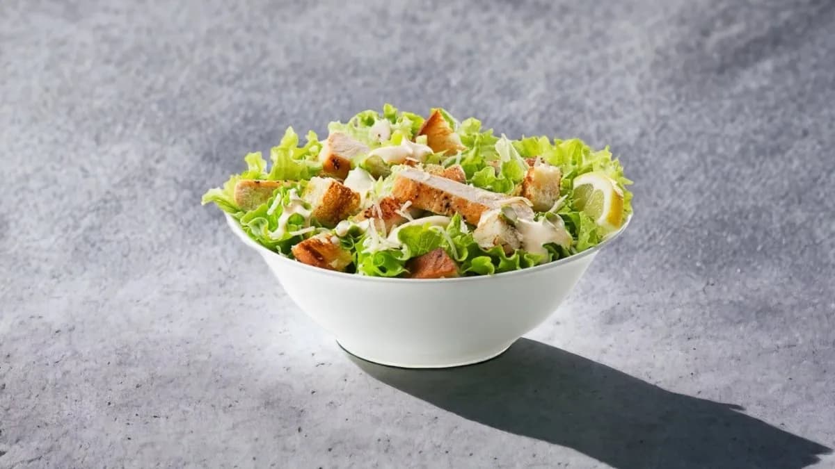 Cézár saláta csirkével parmezánsajttal