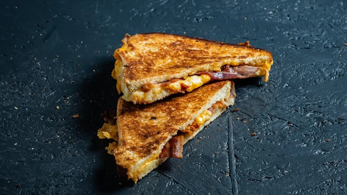 GRILLED CHEESE & BACON SANDWICH