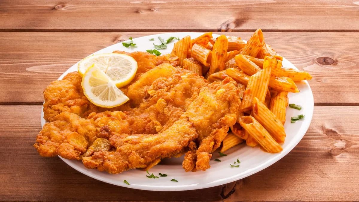 Rántott csirkemell körettel