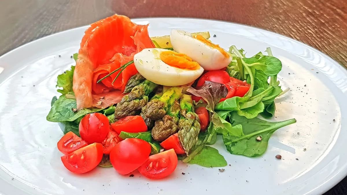 Insalata con Asparagi, Salmone affumicato, Pomodorini e Uovo sodo con dressing