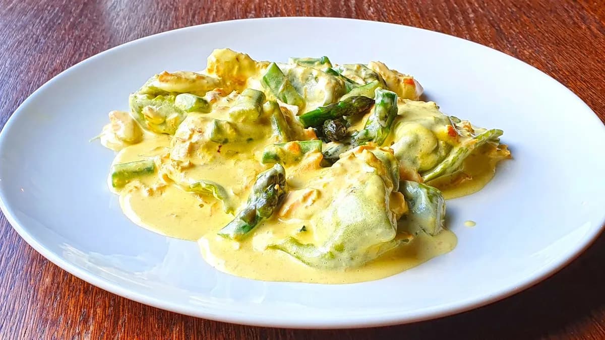 Tortelloni Verdi di Magro con Asparagi, Salmone e Zafferano