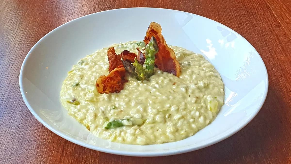 Risotto agli Asparagi freschi e Taleggio con chips di Guanciale