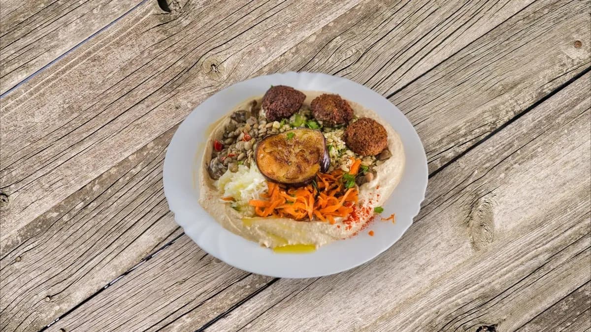 Hummusz salátával, pitával