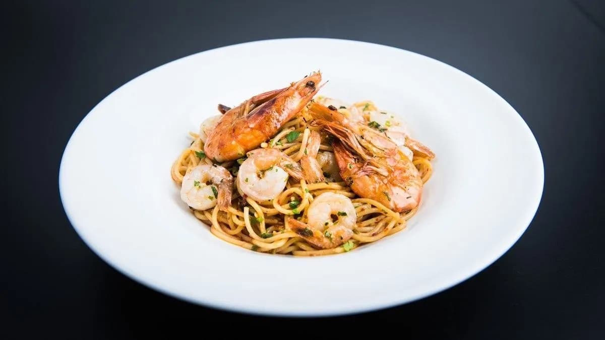 Spaghetti aglio olio e peperoncino con gamberoni