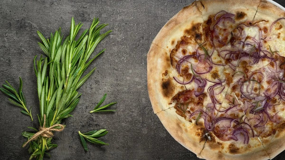 Pizza bianca con rosmarino e pancetta