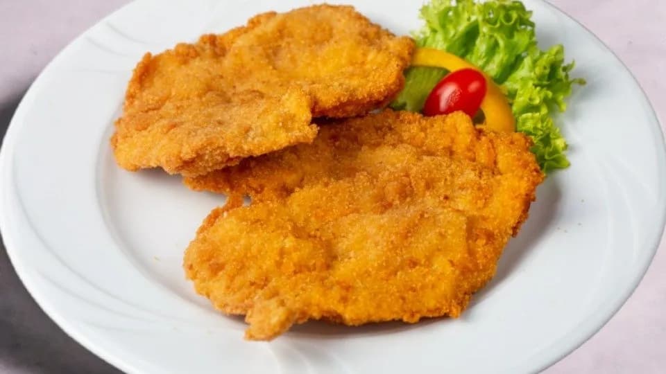 Rántott csirkemell körettel