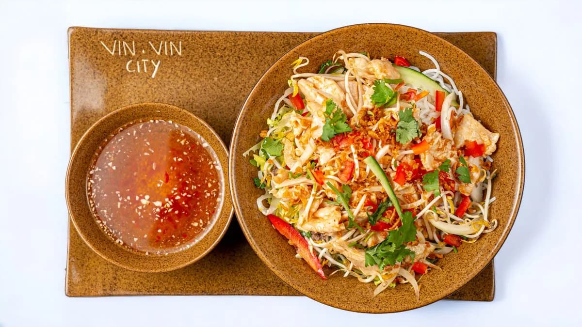 Bun Saláta Csirkével