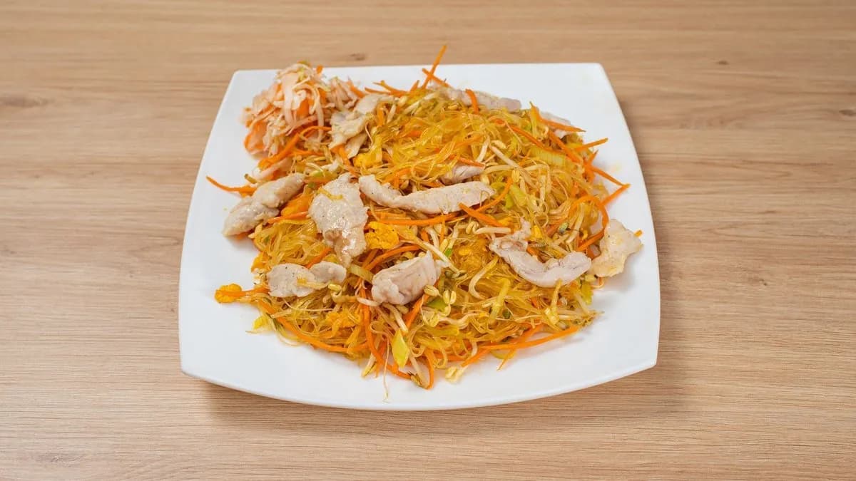 Pirított üvegtészta csirkével