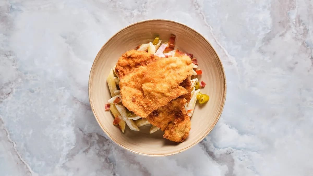 Rántott csirkemell szeletek, csípős tejszínes tésztával