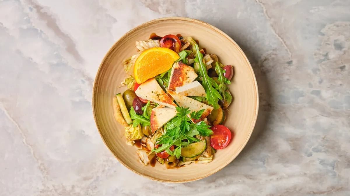 Balzsamecetes sült kecskesajtos saláta