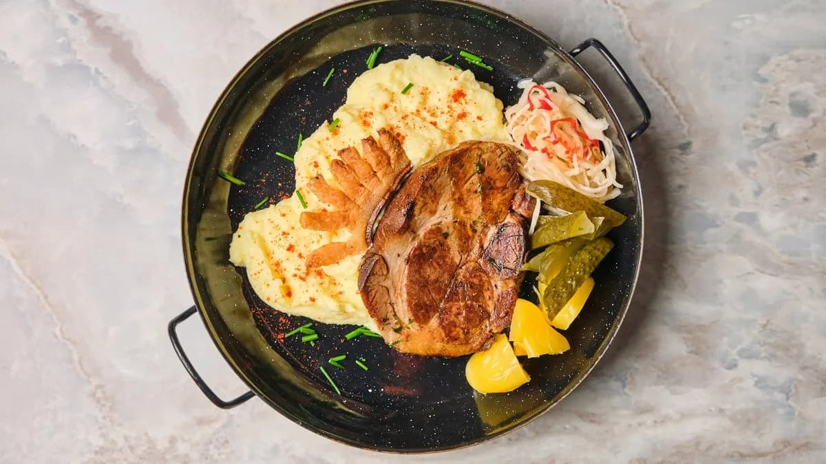 Sült tarja steak "kakastaréjjal"