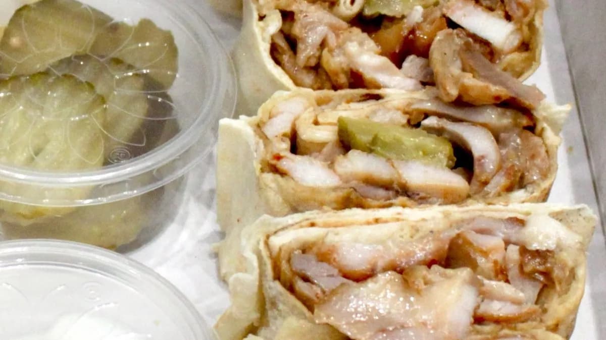 Csirke szendvics fokhagyma krémmel és savanyú uborkával