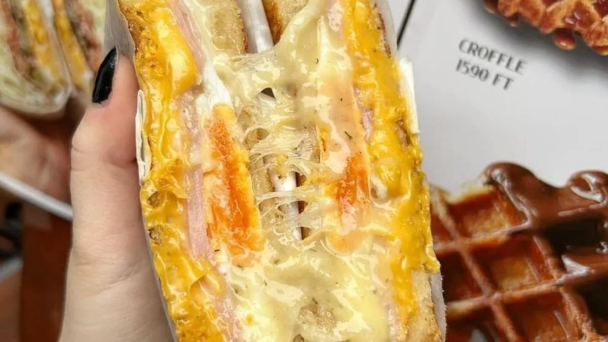 Mézes fokhagymás sonkás sajtos