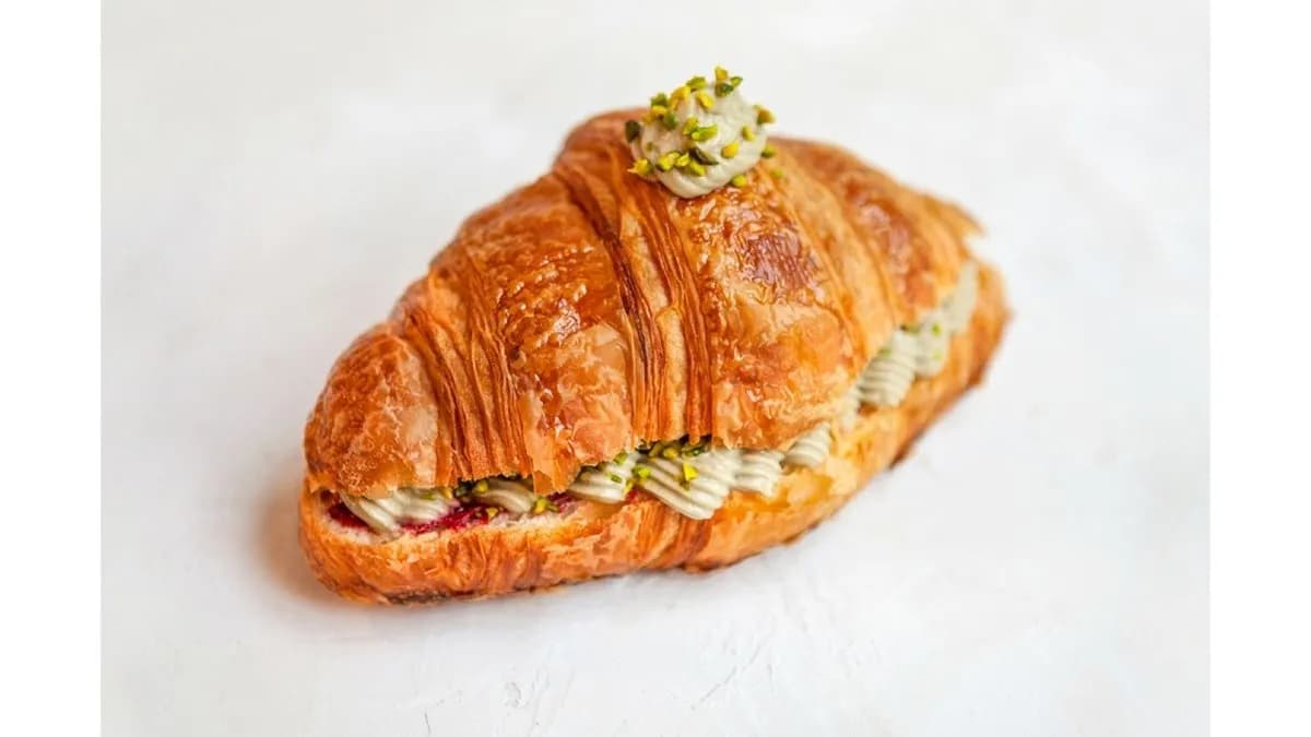 Pisztáciás málnás croissant