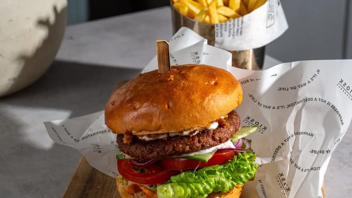 Vegaburger hasábburgonyával