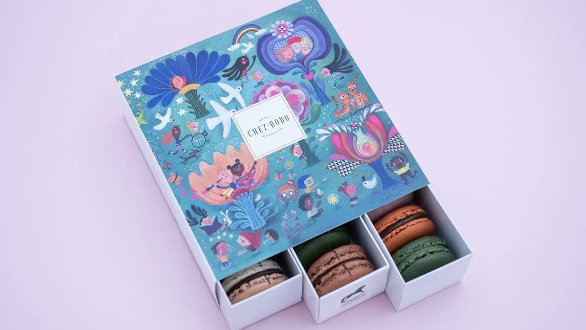 18 DB-OS MACARON VÁLOGATÁS JÓTÉKONYSÁGI DÍSZDOBOZBAN